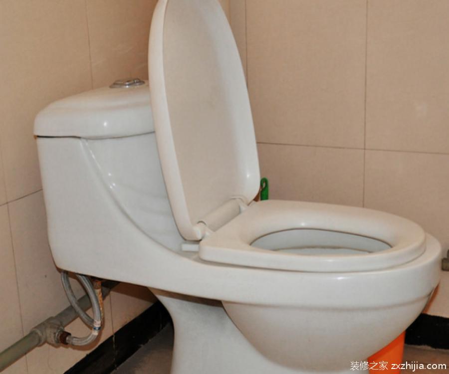 马桶水箱漏水什么原因? 1、材质低劣:部分厂家一味降低生产成本,选用劣质材料造成进水阀、排水阀及进水管本身注塑时开裂,导致密封失败,水箱中的水经排水阀溢流管流入坐便器,造成长流水。 2、过分追求马桶水箱配件小型化,致使浮球浮力不够,当水淹没浮球后,仍不能使进水阀关闭,使水不停地流进水箱,最终从溢流管流入坐便器造成漏水。尤其是自来水压力高时,这种现象尤为明显。 3、设计不当:使马桶水箱配件各机构在动作时产生干扰,导致漏水。比如水箱放水时浮球及浮球杆下落后影响翻板正常复位,造成漏水。还有浮球杆过长,浮球过