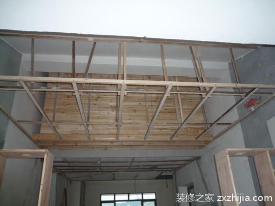 二,吊顶龙骨框架安装 吊顶的支架包括轻钢龙骨以及木吊顶框架,支架的安装情况影响到整个吊顶的稳固性,因此不可忽略. 木吊顶框架安装:造型的基本框架 木吊顶框架安装前须对吊顶造型的每个细节的木条进行测量和切割.使用激光投射仪,在墙面边缘投射出水平线;将3x5cm的松木木条切割成所需的长度;沿着水平线用锤子和钢钉木条固定在墙面上;然后使用气动码钉枪再次固定.