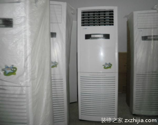 水温空调怎么样? 从节能方面上讲,水空调比暖气片就更优越了。另外暖气片散热形式是辐射和对流,室内空气温升慢,而水空调吹出的热风,强烈的拢动室内空气,升温很快,起制热效果是暖气片的4倍~8倍以上,当室内温度达到设定值时,风扇电机会自动停止运转。 水温空调在风机作用下对室内空气进行快速热交换,比只能依靠自身散热的暖气片升温速度快了几十倍,几分钟就能把室温从零升到25具有即开即热特点。水温空调升温快热效高克服了暖气片升温慢远冷近热冷热不均的缺陷,室温均匀舒适宜人。加热对象是室内空气,很少把热量消耗在地面和墙