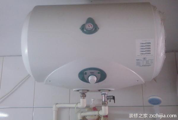 3、海尔电热水器采用独制配方的超长有芯镁棒,有效延长运用寿命 海尔采用特制配方的镁棒,大限度的降低消耗、保护内胆;特质不锈钢内芯,确保镁棒不断裂。根据内胆尺寸不同,配置个性化优质镁棒,最高可重达312g,使用更加合理有效,延长内胆使用寿命。 4、英格兰不锈钢加热管,防腐防垢 一个好的加热管首先要热效率高,其次要防腐防垢。有色金属尽管热传导性强,却难以避免水垢的产生。海尔采用的英格兰不锈钢加热管因铬含量较高而使表面形成很薄的铬膜,隔开钢与侵入的氧气,起到耐腐蚀的作用。 看了上面装修之家装修网小编对于海尔电