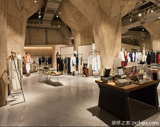 服装店装修风格4、主题型:主题的服装风格,可能你觉得不是只有节假日的时候才适合用主题的橱窗吗?那可不一定哦,主题服装店装修也适用,例如是以深色系为主的装修设计,那么肯定要贴合自己的店名或是服装的款式来定。 服装店装修风格5、高档型:不知道你们有没有发现一般高档的服装店色调都不会很多,但是里面的款式就非常的抢眼,所以店铺的装修想要看着高档一点,那么颜色不要多,简洁就好。