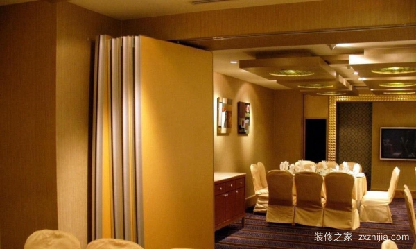 1,在进行酒店包厢隔断装修的时候,除了备餐台外,高档的包间还应