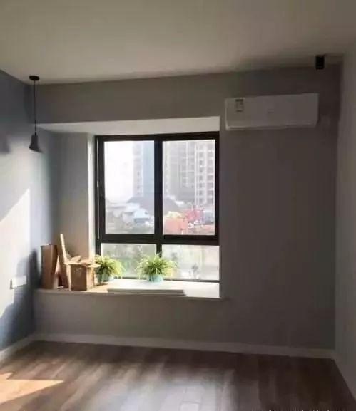 飘窗物业不让敲,要不然直接改成收纳柜更合适.