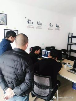 主筆設(shè)計(jì)師向客戶詳細(xì)解說(shuō)設(shè)計(jì)方案！