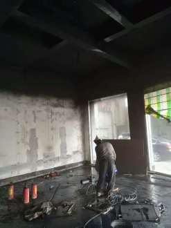 天花噴黑漆現場圖