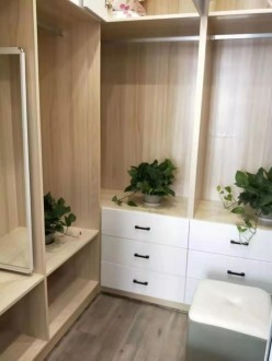 金地花园现代简约衣帽间效果图