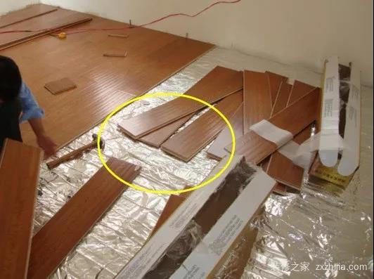 瓷砖上能直接铺设木地板吗?