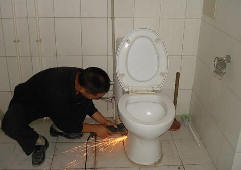 马桶堵了